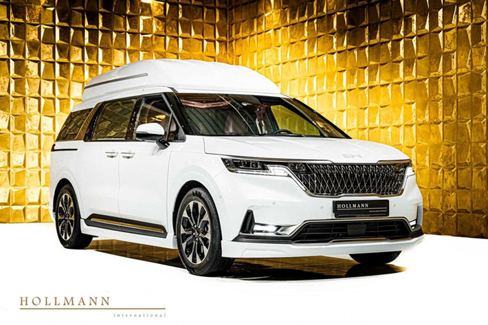 Chiếc xe MPV Kia Carnival độ siêu sang đặc biệt này là tác phẩm của Hollman International. Về cơ bản, xe vẫn giữ nguyên thiết kế của Kia Carnival được phân phối tại Mỹ.