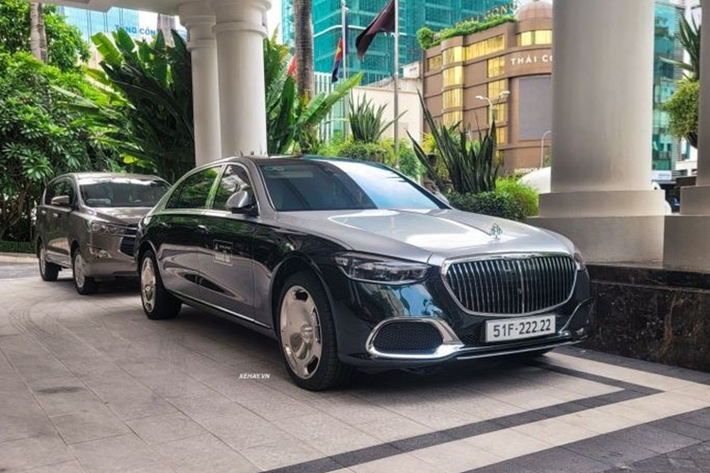 Chiếc Mercedes-Maybach S450 4Matic biển ngũ quý này sở hữu ngoại thất màu đen với phần thân trên phối màu bạc, đi cùng các điểm nhấn bằng crôm ở lưới tản nhiệt, logo M trên cột C, mâm xe, cản trước/sau và logo Maybach ở đuôi xe.