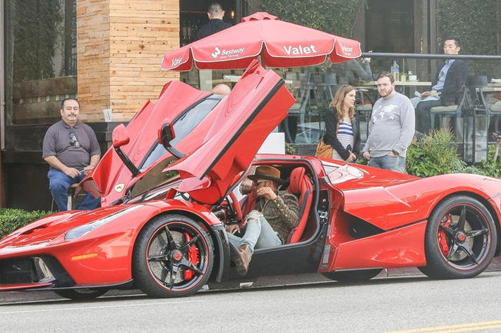 Tổng cộng có 500 chiếc LaFerrari được sản xuất với mức giá khởi điểm khoảng 1,5 triệu USD. Sau gần 1 thập kỷ, mức giá bán lại trung bình của mẫu xe này lên đến 3,1 triệu USD.