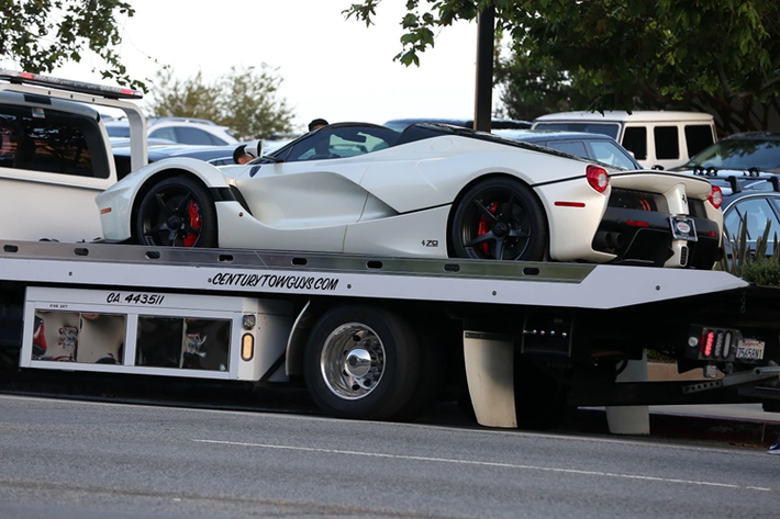 Tại thời điểm ra mắt, LaFerrari Aperta có mức giá khởi điểm khoảng 2 triệu USD với số lượng sản xuất giới hạn 210 chiếc. Hiện tại, chỉ một vài đại lý siêu xe rao bán LaFerrari Aperta với mức giá khoảng 5 - 6 triệu USD.