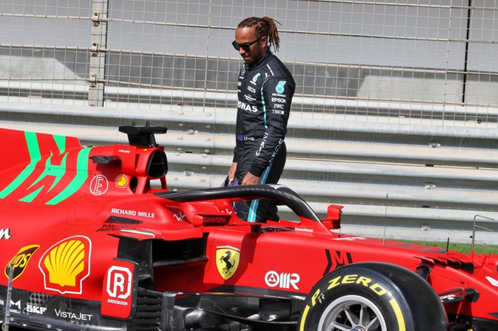 Vào tháng 2/2024, tay đua người Anh Lewis Hamilton đã chính thức công bố gia nhập đội đua F1 Scuderia Ferrari từ mùa giải 2025. Trước đó vào năm 2021, Lewis Hamilton chia sẻ về Ferrari là "một giấc mơ của mọi tay đua, một mục tiêu cần đạt được".