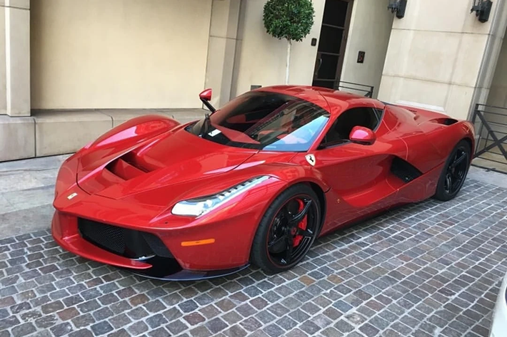 Trái tim của Ferrari LaFerrari là khối động cơ đốt trong V12 dung tích 6.3L mang mã F140, sản sinh công suất tối đa 800 mã lực và mô-men xoắn cực đại 700 Nm.