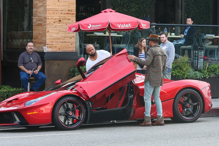Khác với những chiếc LaFerrari thông thường mang màu đỏ Rosso Corsa truyền thống, chiếc xe của Lewis Hamilton sở hữu nước sơn đỏ Rosso Fuoco, bao gồm cả phần mui xe vốn thường được sơn đen.