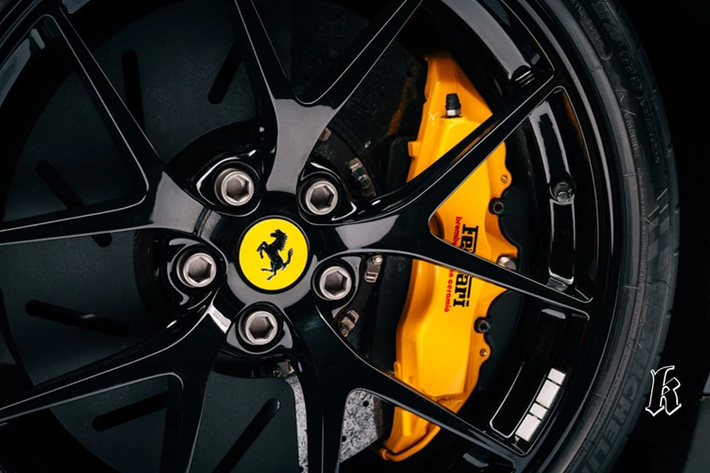 Ferrari chỉ sản xuất giới hạn 599 chiếc 599 GTO. Vào năm 2016, Lewis Hamilton đã bán lại chiếc xe với odo chỉ 2.622 km. Hiện tại, chiếc xe đang thuộc bộ sưu tập của một người chơi xe nổi tiếng sống tại Luân Đôn và Hong Kong. Mức giá bán lại của Ferrari 599 GTO hơn 700.000 USD.