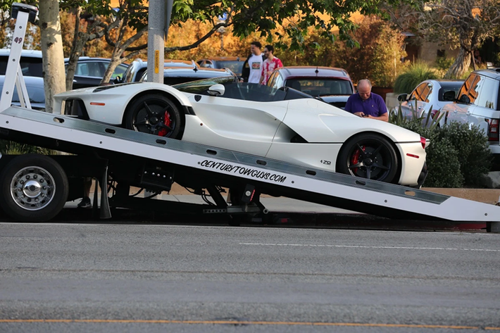 Khác với chiếc LaFerrari đang sở hữu, LaFerrari Aperta của Lewis Hamilton mang màu sơn trắng Bianco Italia, mâm thể thao 5 chấu màu đen mờ và kẹp phanh màu đỏ.