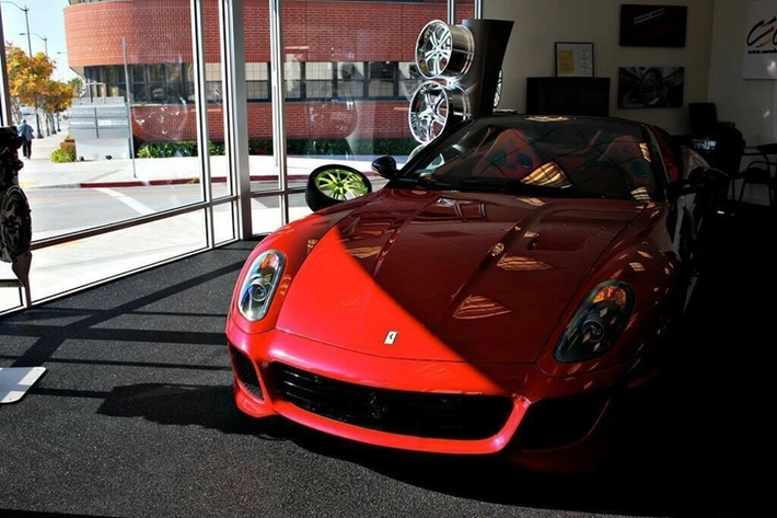 Ferrari SA Aperta: Dựa trên nền tảng 599 GTO, SA Aperta được sản xuất giới hạn 80 chiếc toàn cầu nhằm kỷ niệm 80 năm thành lập Pininfarina. Chiếc xe của tay đua này mang màu sơn đỏ Rosso Fuoco, và được phát hiện lần cuối tại Beverly Hills, California.