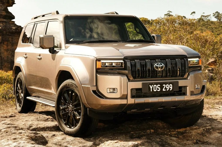 Toyota Land Cruiser 2024 mới đã được giới thiệu tại Úc với tư cách là thế hệ mới của Land Cruiser Prado. Khá thú vị khi Prado vẫn chỉ sử dụng động cơ diesel ở Úc, nhưng điều đáng nói hơn cả là tùy chọn lưới tản nhiệt độc quyền dành riêng cho các phiên bản cao cấp, giống như mẫu Kakadu đầu bảng dưới đây.