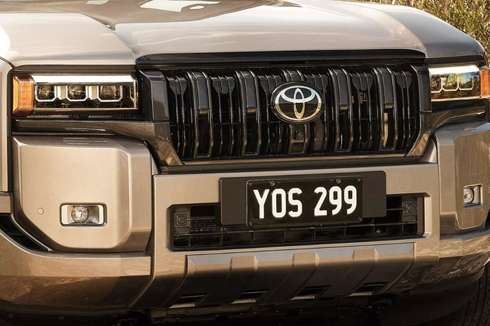 Tại các thị trường Bắc Mỹ, Châu Âu và Nhật Bản, mẫu xe SUV Toyota Land Cruiser Series 250 có thiết kế ngoại thất gần như không có gì thay đổi so với các khu vực khác. Tuy nhiên, thị trường Úc lại nhận được thiết kế khác biệt, ít nhất là đối với các phiên bản VX và Kakadu cao cấp nhất.