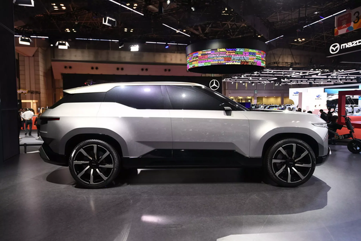 Trước đó, hãng xe Nhật đã giới hiệu concept để gợi ý rằng họ sẽ thực hiện hai mẫu xe, một xe kích thước nhỏ hơn hướng đến khách hàng trẻ và một xe SUV cỡ lớn dành cho nhóm khách hàng sang trọng.