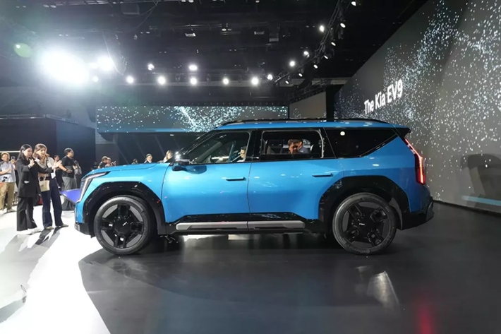 Được phát triển dựa trên cơ sở gầm bệ Electric Global Modular Platform (E-GMP), Kia EV9 2024 có kích thước dài x rộng x cao lần lượt là 5.010 - 5.015 x 1.980 x 1.755 - 1.780 mm và chiều dài cơ sở 3.100 mm. Bên cạnh đó là khoảng sáng gầm 177 mm.