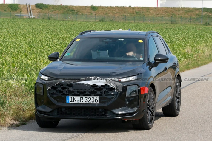 Phần đầu xe Audi Q3 2025 mới có sự thay đổi lớn, nay mềm mại hơn khi lưới tản nhiệt được thiết kế lại, bao quanh bởi cụm đèn chiếu sáng phân tầng cùng một hốc gió trung tâm khá nổi bật.