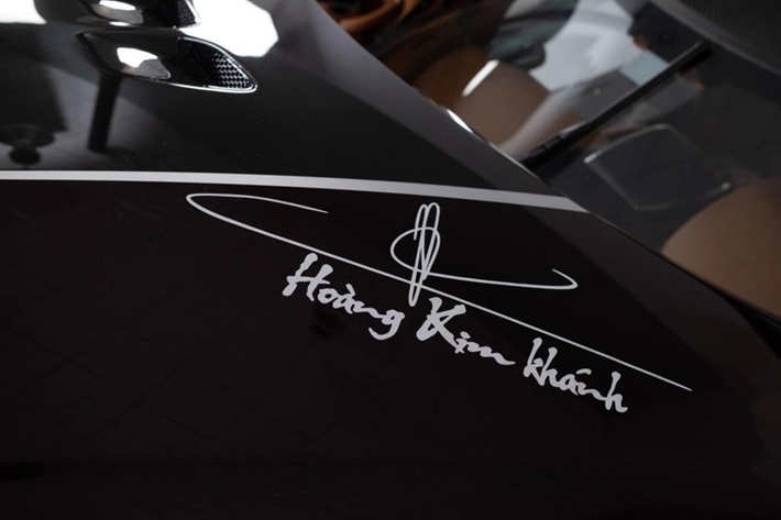 Bên cạnh cỗ máy hàng khủng, Koenigsegg Regera cũng sở hữu thiết kế vô cùng ấn tượng và nổi bật trong số đó là bộ cửa mở 180 độ đặc trưng, đây cũng chính là chi tiết khiến Regera không thể bị nhầm lẫn với các siêu xe thể thao khác.