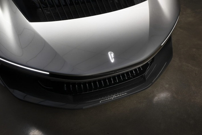 Giống như Pininfarina B95 Barchetta tiêu chuẩn, chiếc “Gotham” độc nhất này được cung cấp năng lượng bởi bốn động cơ điện tạo ra công suất tổng hợp là 1.874 mã lực và lấy năng lượng từ bộ pin lithium-ion 120 kWh. Phần còn lại của các sản phẩm đặc biệt theo chủ đề Batman cũng sẽ có chung nền tảng và thông số kỹ thuật có nguồn gốc từ Rimac.