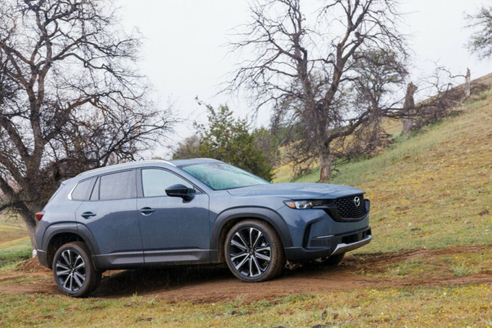 Phiên bản Mazda CX-50 Hybrid 2025 mới này được trang bị Hệ thống Toyota Hybrid bao gồm động cơ 4 xi-lanh dung tích 2.5 lít, ba động cơ điện, hộp số biến thiên liên tục điều khiển điện tử và một bộ pin nhỏ.