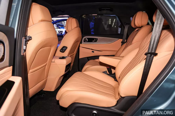 Tương tự phiên bản máy xăng đã ra mắt tại Malaysia, Jaecoo J8 PHEV cũng sở hữu kích thước dài x rộng x cao lần lượt là 4.820 x 1.930 x 1.699 mm và chiều dài cơ sở 2.820 mm. Với kích thước này, xe sẽ là đối thủ của Hyundai Santa Fe và Kia Sorento.