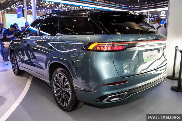 Jaecoo J8 PHEV được trang bị bảng đồng hồ kỹ thuật số và màn hình cảm ứng trung tâm đều có kích thước 12,3 inch. Bên cạnh đó là ghế bọc da, vô lăng vát đáy, 2 sạc điện thoại không dây, điều hòa tự động 2 vùng độc lập, cửa gió dành cho hàng ghế sau và màn hình hiển thị thông tin kính lái HUD.