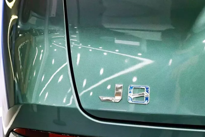 Bên trong Jaecoo J8 PHEV là không gian nội thất 3 hàng ghế với 6 chỗ ngồi thay vì 5 chỗ như phiên bản máy xăng. Trong đó, ở giữa xe là 2 ghế thương gia tách rời nhau.