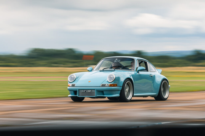Phần thân xe của Porsche 911 bản phục chế được các nhà chế tạo mở rộng để tạo thành phần thân xe với các hốc dài hơn 112 mm ở phía trước và 214 mm ở phía sau, cửa và mui xe phía trước được sử dụng vật liệu nhôm, cản trước carbon và cánh gió sau dạng ducktail cũng được trang bị vật liệu carbon.