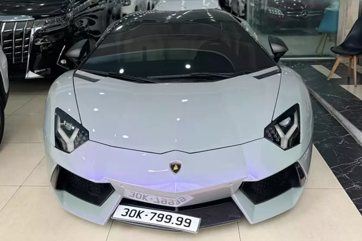 Trước đó, chiếc siêu xe mui trần Lamborghini Aventador LP700-4 Roadster này mang biển số Tp.HCM, dù đầu năm nay, có 1 nữ hot girl mua xe nhưng siêu bò cũng không đổi biển, và 1 số tin đồn còn cho biết, thực chất vụ việc này là mướn xe để trải nghiệm, nhưng đến nay chiếc Lamborghini Aventador đã có biển mới, mang đầu số của Hà Nội.