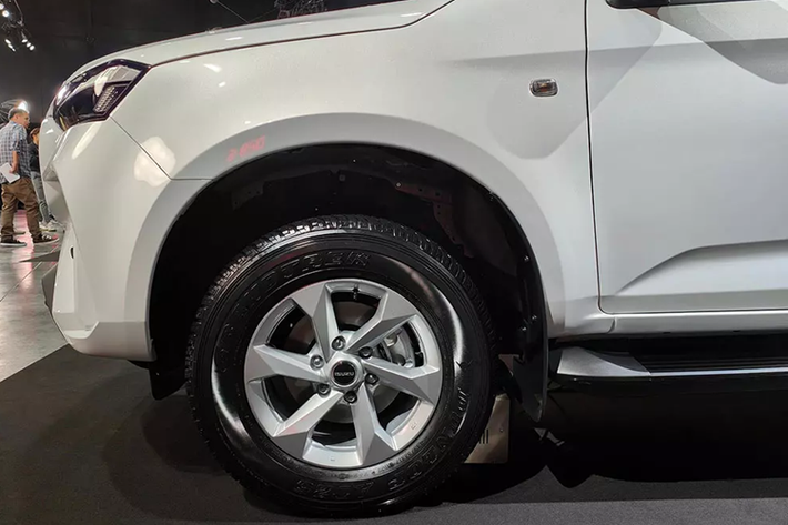 Ngoài ra, mẫu SUV hạng D này còn dùng các loại vành la-zăng với đường kính 18 inch hoặc 20 inch, tùy phiên bản. Trong 4 phiên bản của Isuzu MU-X 2025, RS là cái tên hoàn toàn mới. Được định vị như bản cao cấp nhất của dòng xe này, bản RS có thiết kế thể thao hơn.