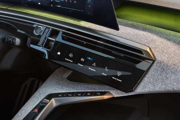 Ngoại thất của Peugeot E-5008 2025 bám sát kiểu dáng của “đàn em” 3008 vừa ra mắt hồi tháng 9/2023. Khác biệt lớn nhất giữa hai mẫu xe này là mẫu E-5008 mang chất SUV rõ hơn, trong khi 3008 đi theo phong cách fastback thể thao.