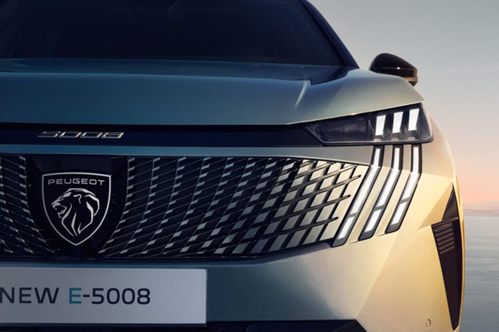 Peugeot E-5008 2025 được tích hợp công nghệ sạc nhanh, cho phép mẫu crossover tăng dung lượng pin từ 20 lên 80% chỉ trong 30 phút hoặc đi được thêm 100km sau khi sạc 10 phút thông qua bộ sạc DC 160kW.