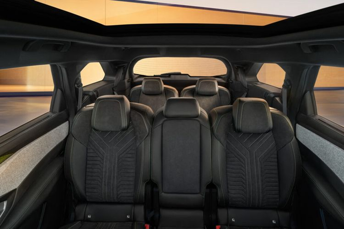 Màn hình i-Cockpit 21 inch là trang bị tiêu chuẩn trên cả bản Allure và GT, bên cạnh đó là hệ thống đèn viền nội thất, bộ sạc không dây và hệ thống đèn LED. Phiên bản GT cao cấp hơn có sơn ngoại thất 2 tông màu, bộ mâm 20 inch, ghế bọc Alcantara tích hợp chức năng sưởi và chỉnh điện.