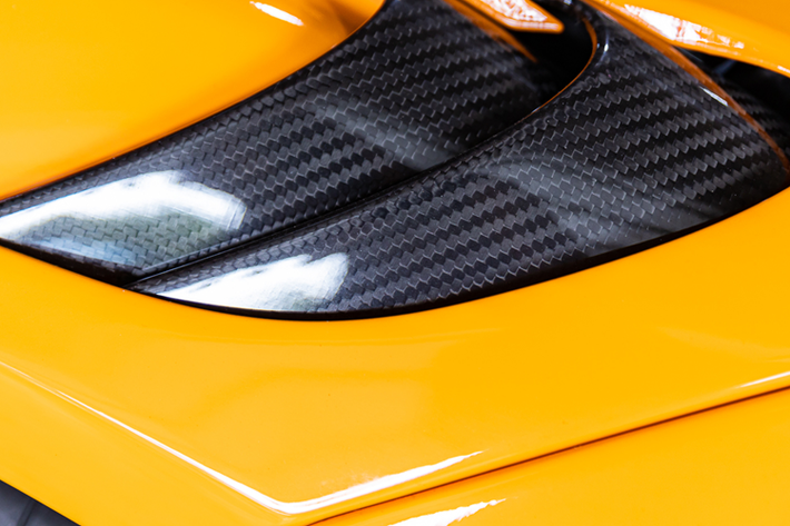Ngoài ra là các chi tiết ở ngoại hình của siêu xe giới hạn McLaren 765LT thứ 4 cập bến Việt Nam được sơn đen và carbon tạo điểm nhấn cho ngoại hình của xe.