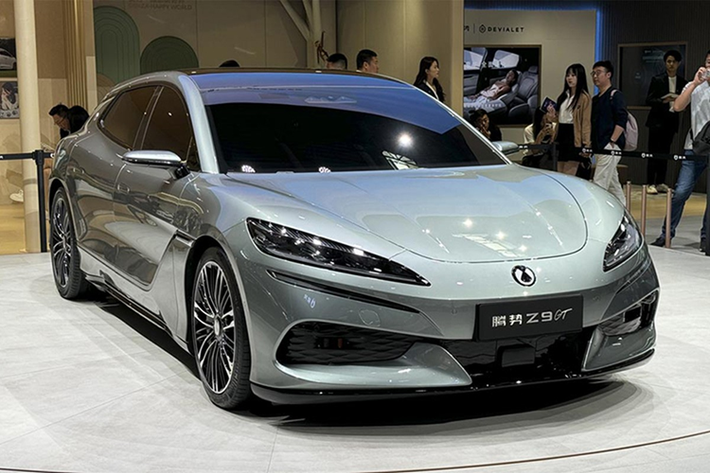 Chiếc xe Denza Z9 GT mới lấy sự sang trọng làm nguyên tắc thiết kế và áp dụng thiết kế với trọng tâm lùi về phía sau để tạo tư thế thân xe duỗi thẳng về phía sau.