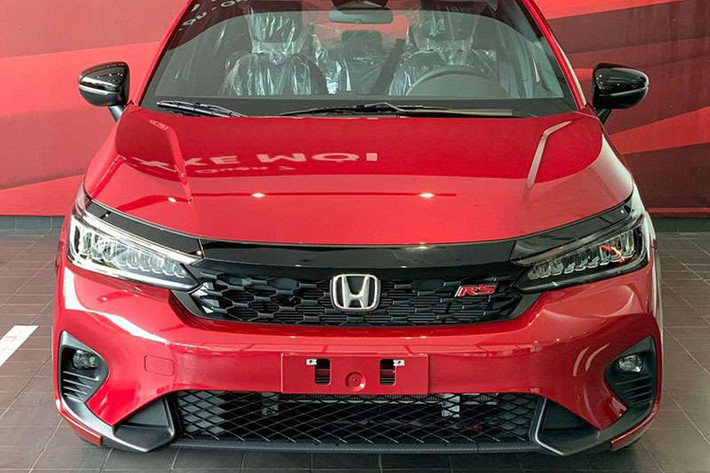 Trong khi đó, Honda City RS có giá 609 triệu đồng nên ưu đãi lệ phí trước bạ sẽ có giá trị tương đương 30 triệu đồng. Cũng cần phải nói thêm rằng chương trình khuyến mãi này dành cho Honda City bản G, L và RS sản xuất năm 2023 (số VIN 2023). Đây là động thái nhằm giải phóng xe còn tồn kho tại đại lý của Honda Việt Nam.