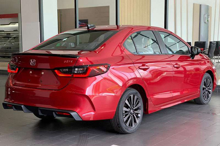 Theo đó, Honda City bản L và G được hỗ trợ 100% lệ phí trước bạ, cộng thêm 30 triệu đồng tiền mặt. Với bản RS cao cấp nhất, khách hàng sẽ được tặng 50% lệ phí trước bạ và 1 năm bảo hiểm thân vỏ. Ưu đãi dành cho Honda City được áp dụng theo mức lệ phí trước bạ 10%. Hiện bản G có giá 559 triệu đồng và bản L là 589 triệu đồng.