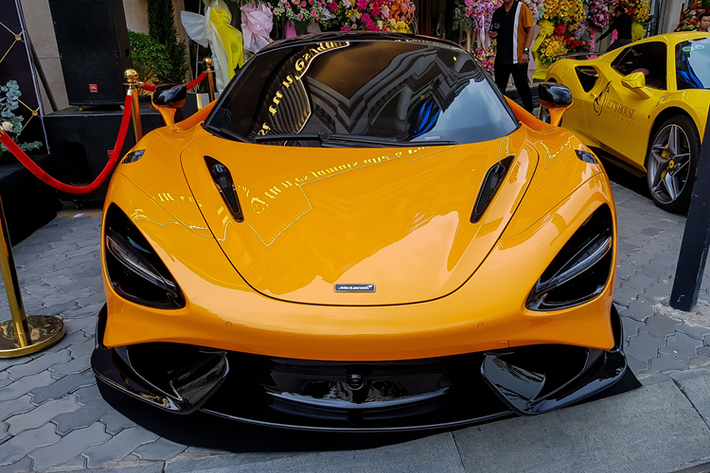 Chiếc siêu xe McLaren 720S độ N-Largo độc nhất Việt Nam còn được trang bị ống xả độ Frequency Intelligent Exhaust nhằm giúp xe tăng thêm 8% công suất ở động cơ, nên nhiều khả năng xe 720S này có công suất tận 766 mã lực.