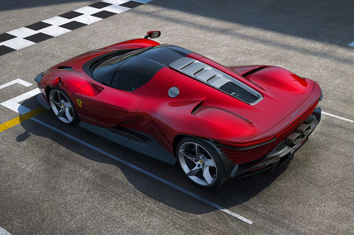 Ngoài ra, bộ la-zăng 5 chấu đi kèm lốp Pirelli P Zero Corsa được phát triển riêng cho Daytona SP3. Siêu xe triệu đô Ferrari Daytona SP3 được trang bị khối động cơ V12, dung tích 6.5 lít, hút khí tự nhiên, bơm ra công suất tối đa 829 mã lực và mô-men xoắn cực đại 697 Nm.