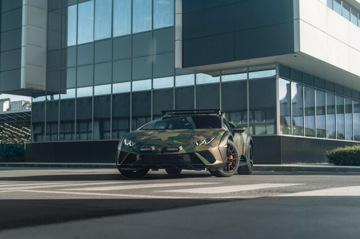 Giám đốc thiết kế Mitja Borkert cho biết: “All-Terrain Sterrato là một chiếc Lamborghini thực sự với khả năng cơ động, vượt địa hình dễ dàng cũng như gây ấn tượng bằng cách mang đến những điều bất ngờ".