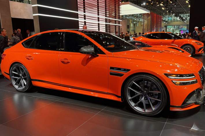Genesis G80 Magma Special màu cam đặc biệt lần đầu tiên xuất hiện trên mẫu concept SUV GV80 Coupe năm ngoái. Về ngoại thất, chiếc sedan thể thao được trang bị bộ body kit độc đáo với hốc bánh xe phía trước và sau rộng hơn, mang lại dáng vẻ thể thao hơn cho chiếc xe.