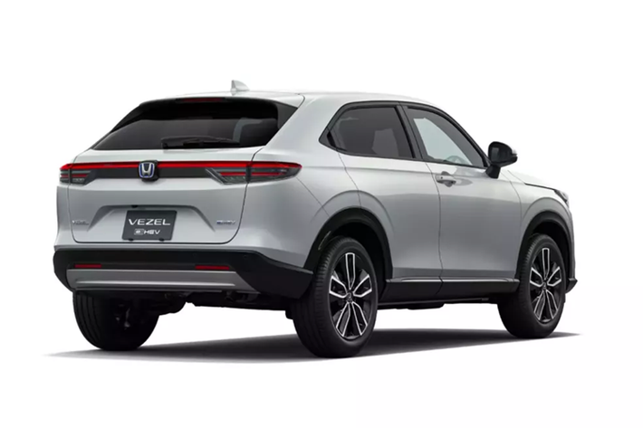 Ngoài ra, đèn hậu của Honda HR-V 2024 giờ đây là loại LED toàn phần, tạo cảm giác sang trọng hơn cho mẫu SUV cỡ B này. Nội thất của Honda HR-V 2024 cũng không có nhiều thay đổi. Xe chỉ có thêm cụm điều khiển trung tâm mới, được thiết kế 2 tầng dễ sử dụng hơn.