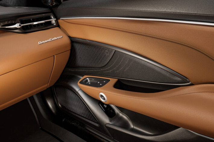 Chiếc Maserati chạy điện được hoàn thiện với ngoại thất màu hạt dẻ đặt riêng có tên Terra di Tignanello, nổi bật với màu đỏ tía đồng và tông màu kim loại. Maserati Fuoriserie đã kết hợp mẫu xe này với bộ mâm xe và cùm phanh hợp kim màu đen, mui mềm màu đen và các logo ở ngoại thất xe được làm bằng bằng đồng.