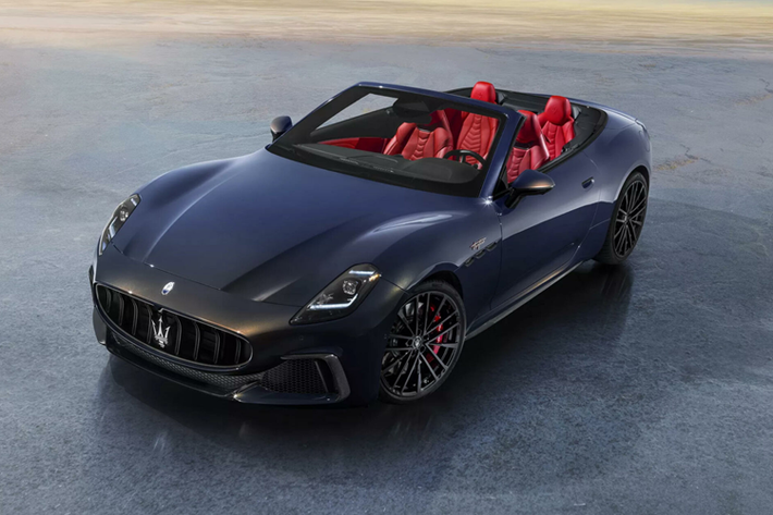 Hơn một năm sau khi giới thiệu mẫu xe thể thao đường trường GranTurismo thế hệ thứ 2 (tên mã M189), Maserati mới cho ra mắt tiếp biến thể mui trần GranCabrio. Tuy nhiên khác với bản mui cứng, Maserati GranCabrio 2024 mui trần có 3 cấu hình động cơ, lần này GranCabrio thế hệ 2 xuất hiện chỉ ở dạng Trofeo mạnh mẽ nhất.