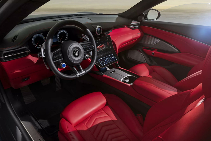 Với 6 lựa chọn màu sơn ngoại thất xe gồm Nero Assoluto, Blu Modena, Bianco Astro, Grigio Incognito, Grigio Maratea Matte và một màu xanh lục ánh kim chưa được tiết lộ tên gọi. Mui xe khi gập gọn lại chiếm một khoảng tương đối lớn bên trong khoang hành lý, khiến thể tích khu vực này giảm xuống chỉ còn 113 lít.