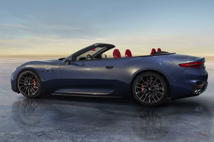 Điểm nhấn của Maserati GranCabrio 2024 mới là phần mui mềm làm từ vải, có thể đóng kín cabin xe trong vòng 14,1 giây và mở ra, xếp gọn lại phía sau lưng ghế trong 13,9 giây. Quá trình này có thể được thực hiện nếu xe di chuyển ở mức vận tốc 50 km/h trở xuống, thao tác điều khiển bằng nút bấm hoặc bằng cử chỉ.