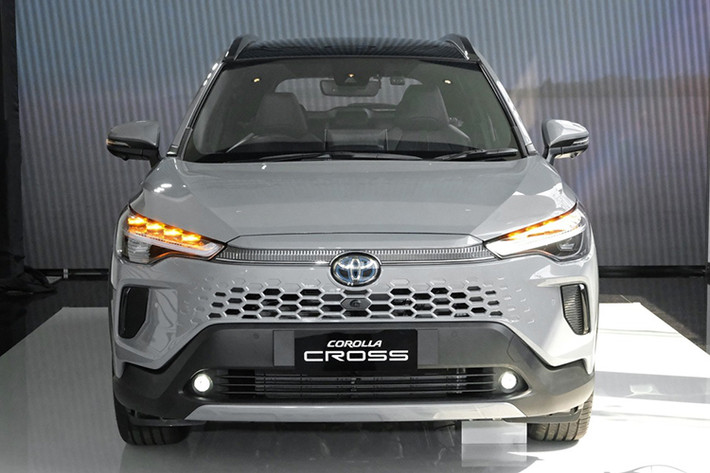 Xe sở hữu cụm đèn pha LED mới với tên gọi Crystalized, tích hợp cả đèn xi nhan tuần tự. Lưới tản nhiệt trên các phiên bản hybrid dạng không viền với các họa tiết hình tổ ong, khá giống với thiết kế được sử dụng trên dòng SUV hạng sang Lexus RX.