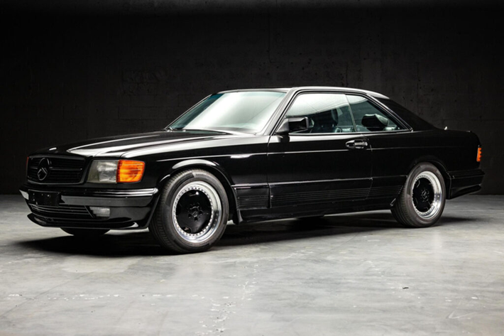 Mercedes-Benz đã sở hữu hoàn toàn AMG từ năm 2005 và nắm giữ cổ phần kiểm soát trong hãng độ này trong 6 năm trước đó. Tuy nhiên ở thời điểm chiếc Mercedes-Benz 500SEC AMG 6.0 thể thao được chế tạo, AMG vẫn là một công ty độc lập chuyên thực hiện việc nâng cấp những chiếc Mercedes-Benz.