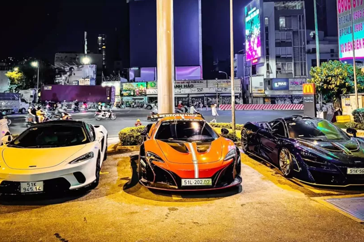 Vào ngày 1/6 vừa qua, trên đường phố Sài Gòn bất ngờ xuất hiện 3 chiếc siêu xe đi dạo cùng nhau, điểm đặc biệt cả bộ 3 này đều là các dòng xe của thương hiệu McLaren tại Việt Nam, một trong những hãng siêu xe còn khá non trẻ nhưng được các tay chơi xe ủng hộ rất nhiều.