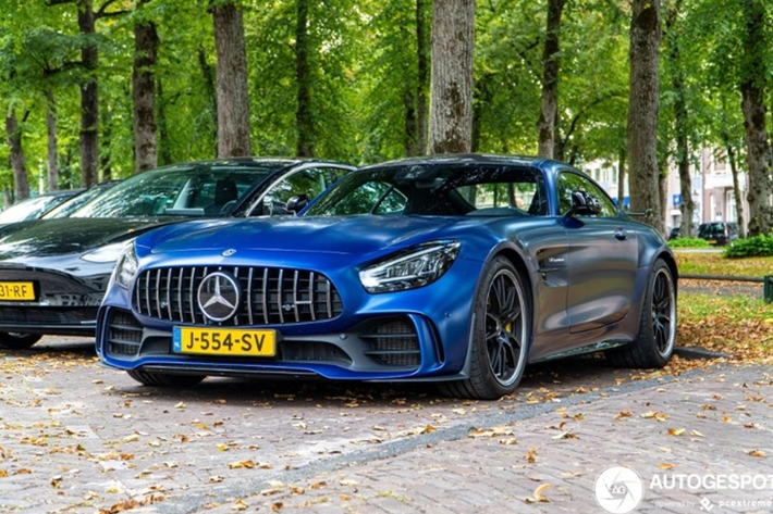 Theo một số nhân chứng tại hiện trường, chiếc Mercedes-AMG GT R bị mất lái và lao thẳng xuống một con kênh. Ngay sau khi nhận được tin báo, lực lượng chức năng đã có mặt tại hiện trường để làm công tác trục vớt chiếc xe. Rất may mắn, vụ tai nạn không làm ai bị thương nhưng chiếc xe có lẽ sẽ bị hư hại đáng kể do bị chìm sâu trong nước.