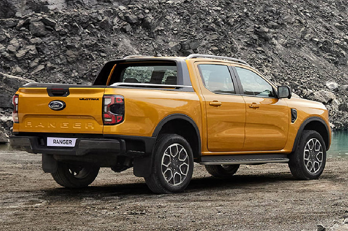 Tại Thái Lan, mức giá xe Ford Ranger Wildtrak V6 2024 khởi điểm từ 1.519.000 baht, (tương đương 1,06 tỷ đồng). Mức giá này cao hơn cao hơn Wildtrak bản cũ (1.314.000 baht/914,2 triệu đồng) và thấp hơn Ranger Raptor phía trên (1.800.000 baht/1,25 tỷ đồng).