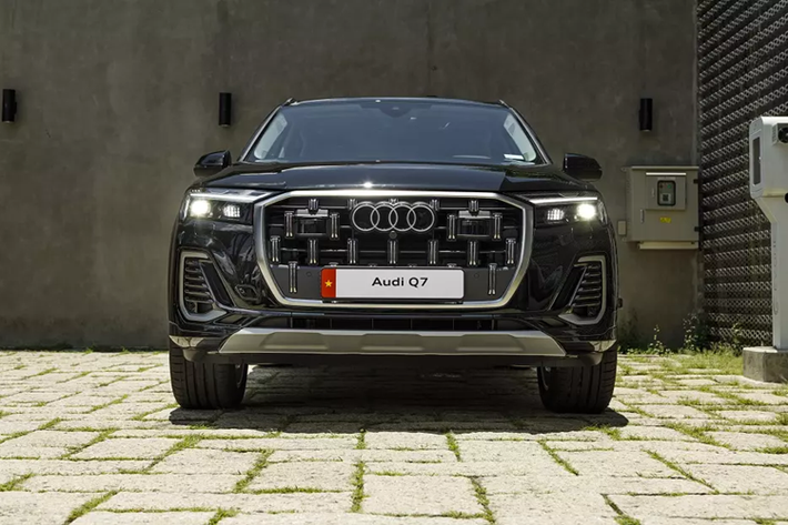 Cụ thể, mẫu xe SUV Audi Q7 2024 được trang bị lưới tản nhiệt khung đơn hình bát giác với các đường khảm dọc có hình giọt nước bên ngoài trên bản tiêu chuẩn và hình chữ "L" ở bản Sline.