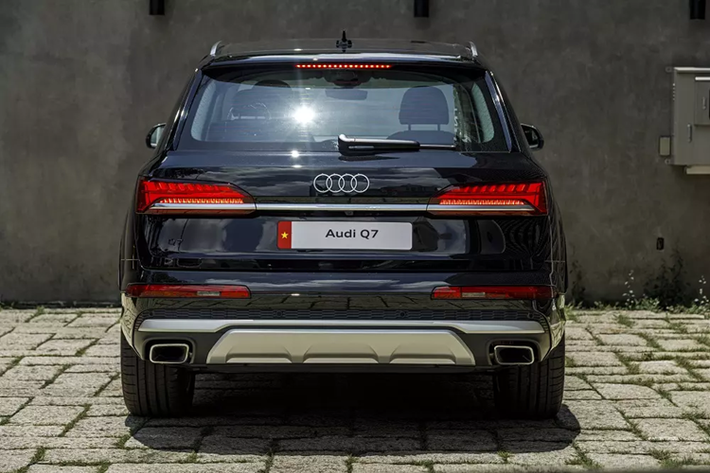 Tại thị trường Việt Nam, mức giá xe Audi Q7 2024 khởi điểm từ 3,57 tỷ đồng và cạnh tranh với những đối thủ như BMW X5 hoặc Mercedes-Benz GLE. Xe được bảo hành 3 năm, không giới hạn km, tương tự các sản phẩm khác của thương hiệu Audi ở Việt Nam.