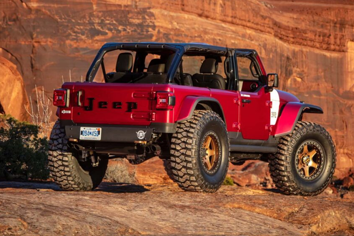 Chiếc Wrangler này vẫn được giữ chiều cao xe nguyên bản khi xuất xưởng, đồng thời xe được trang bị dàn lốp địa hình có kích thước lên tới 42 inch.