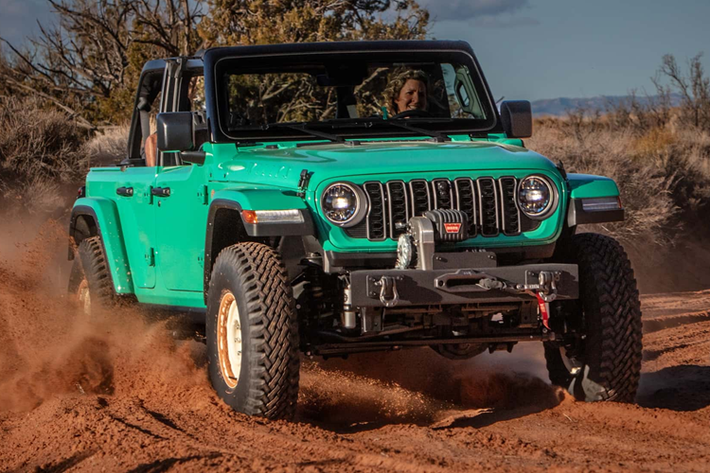 Jeep Willys Dispatcher Concept Trái ngược với hai mẫu Concept mang tông màu nóng, mẫu xe Willys Dispatcher Concept sở hữu màu sơn xanh kết hợp với các chi tiết hoài cổ như chữ Willys dập nổi trên mui xe và mâm xe thép được sơn màu trắng kết hợp với hệ truyền động Wrangler 4xe hiện đại.