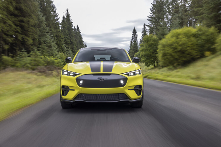 Donna Dickson, kỹ sư trưởng của dự án xe điện Ford Mustang Mach-E tiết lộ rằng động cơ phía sau mới nhẹ hơn so với phiên bản tiền nhiệm đồng thời mang lại mô-men xoắn cao hơn. Khối động cơ này cũng sẽ được trang bị tiêu chuẩn trên tất cả phiên bản kể từ năm 2024.